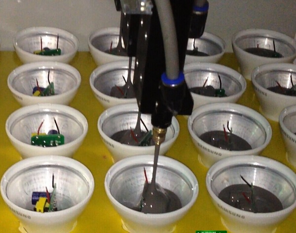 大球泡燈灌膠.jpg 大球泡燈灌膠.jpg