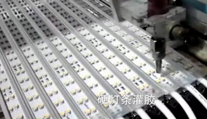 硬燈條灌膠.jpg 硬燈條灌膠.jpg
